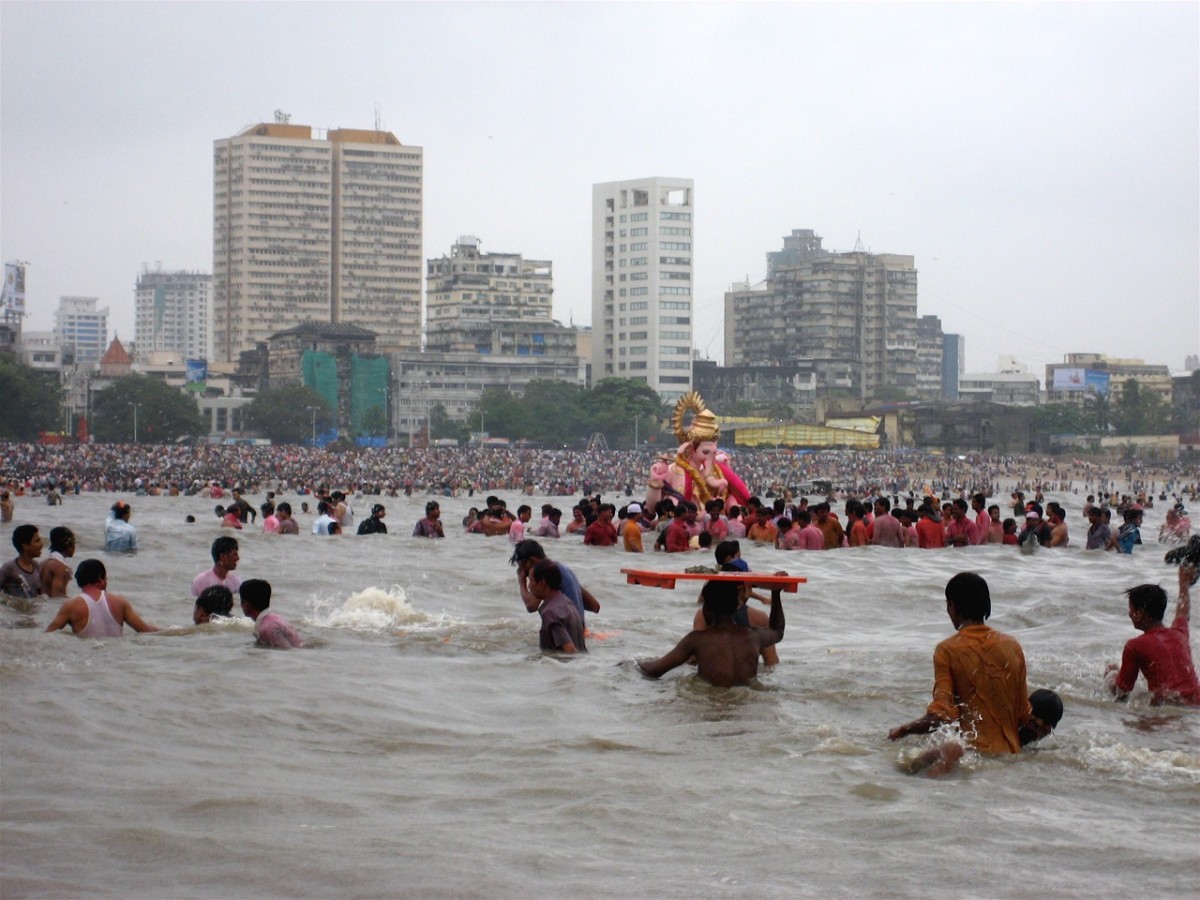 Ganpati visarjan (inmersión) en el mar Arábigo, en Mumbai