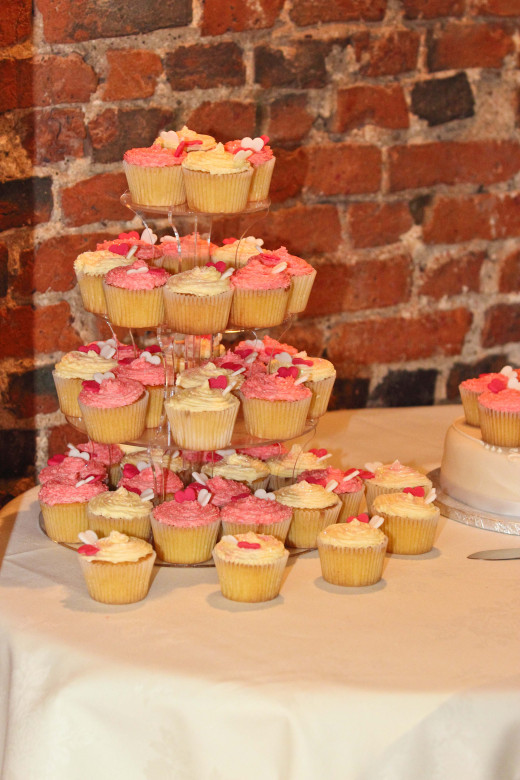 Ask someone to make your wedding cakes