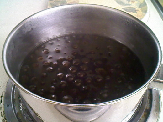 Boiled tapioca pearls in 4 cups of water and 4 tablespoons of sugar.