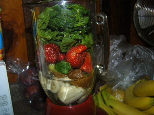 Banana, strawberry, kiwi and spinach smoothie. Raw Vegan!