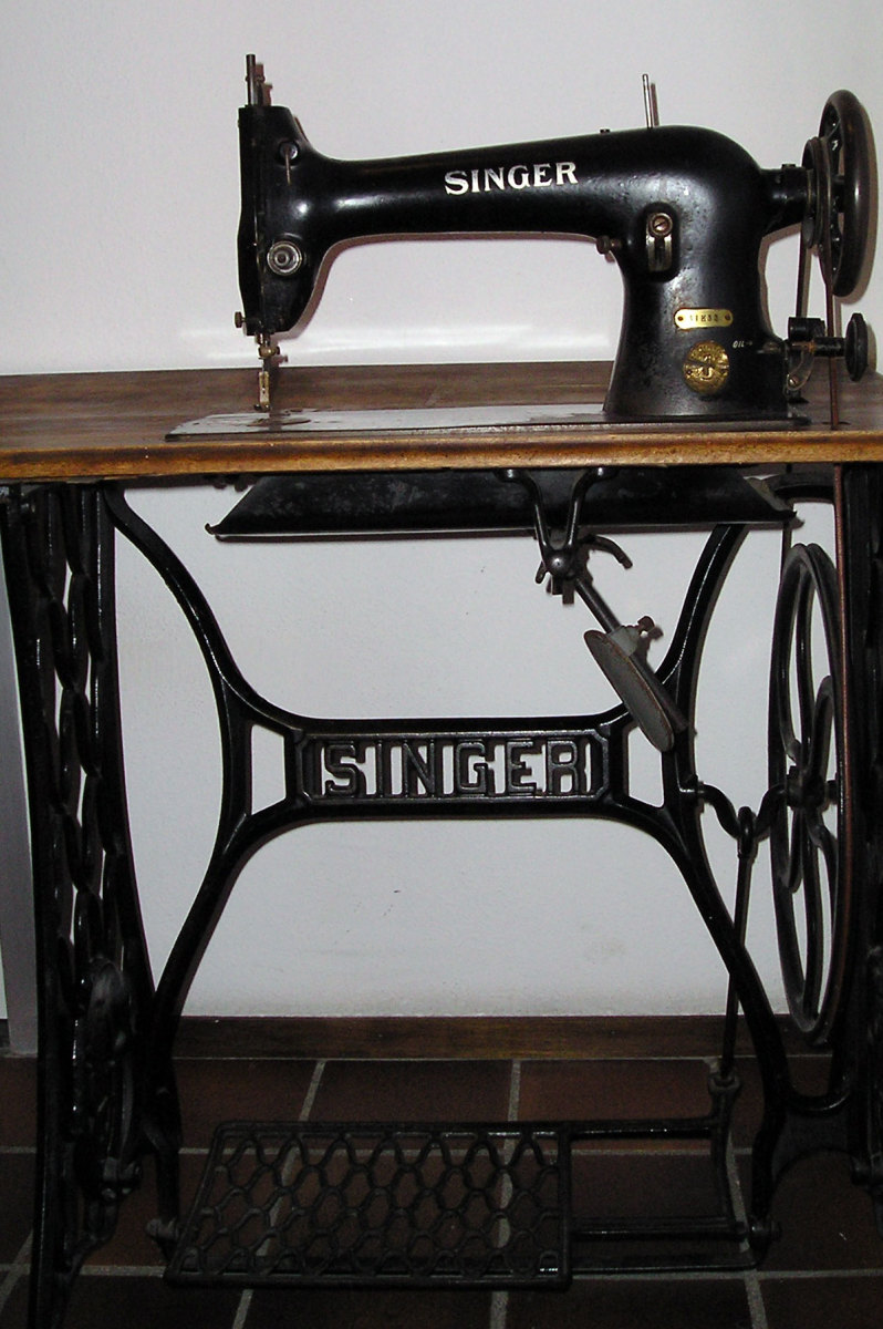 This high-quality used Singer sewing machine provides the basic features that everyone who sews needs. It is also a highly sought-after collector's item.
