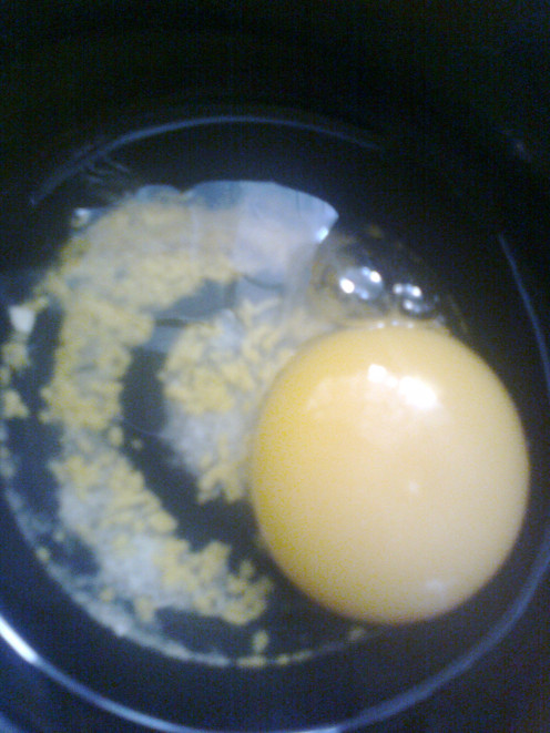 1 scrambled egg with seasoning, mixed with 1 spoonful of flour or corn starch