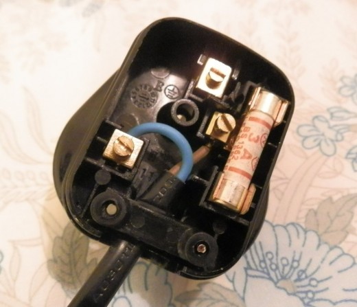 the wiring in a non-earthed UK plug