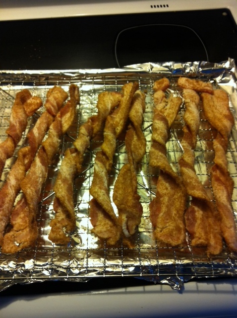 Twist, and line bacon on rack.  Here I only cooked half a pound of bacon.  Make as much as you need.
