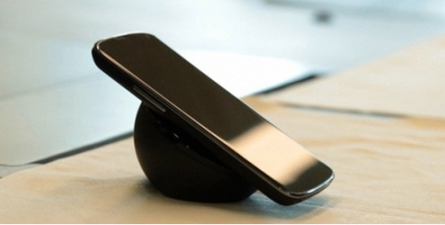 Google's LG Nexus 4 being charged wirelessly on it's wireless charging station