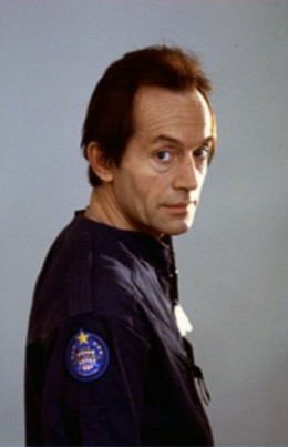 Lance Henriksen as Bishop in Aliens 