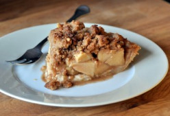 Easy and Delicious Apple Pie with Crumb Topping