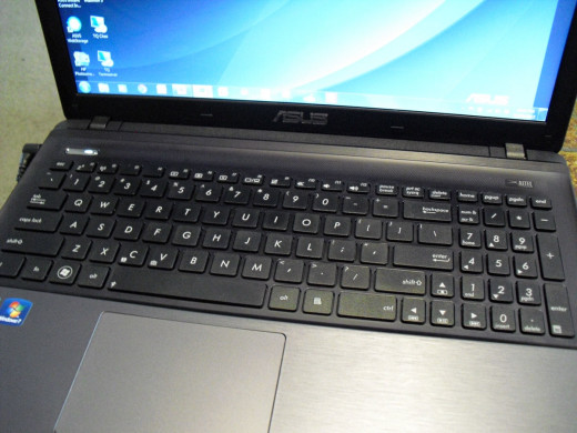It has a full sized keyboard, with 10-key number pad, but is still light, weighing in at only 5.8 pounds.