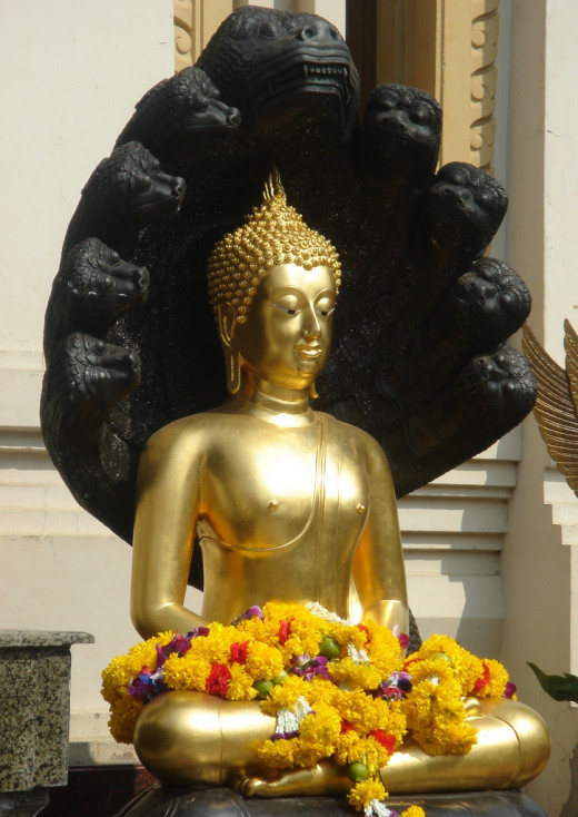 7-headed snake shelters Buddha from the rain, Wat Traimit
