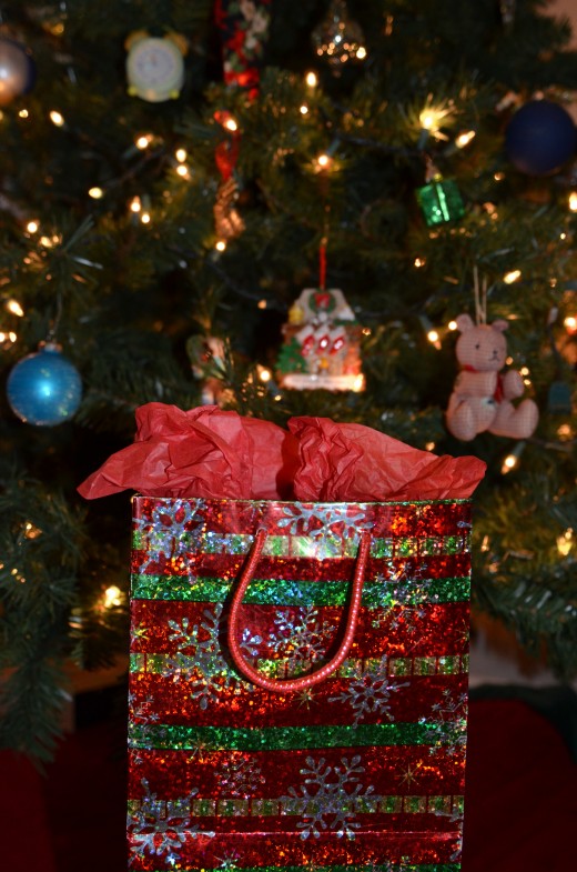 pic of gift and Christmas tree