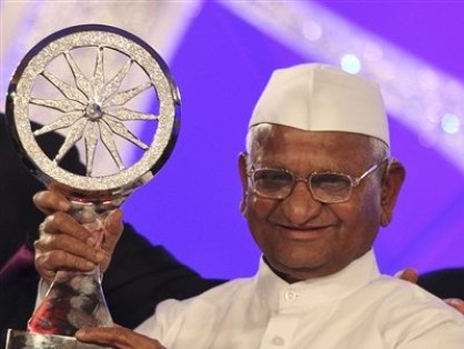 Anna Hazare receiving award for his social work