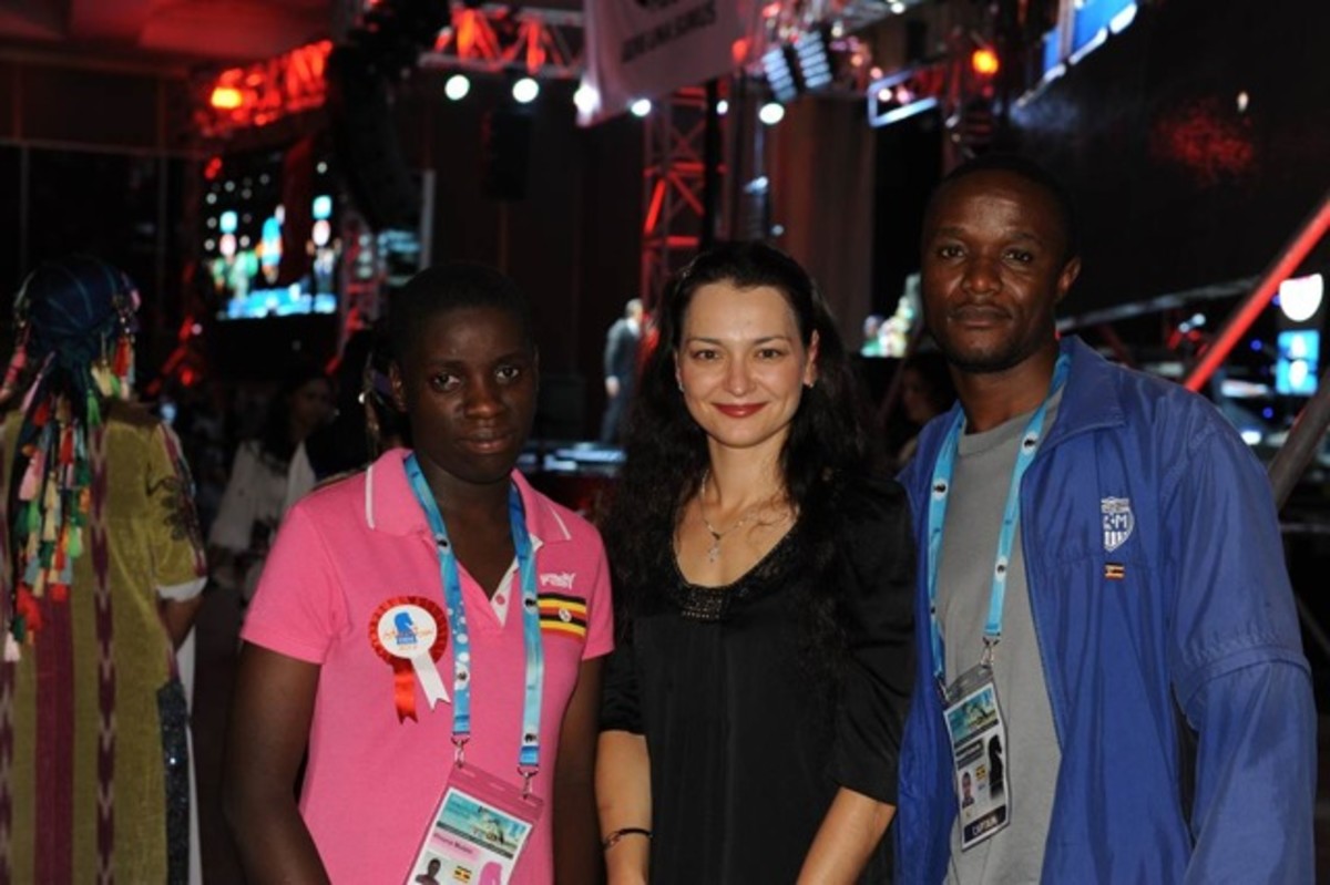 Phiona Mutesi with Grandmaster Alexandra Kosteniuk and coach Robert Katende