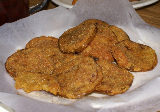 Consider movie-themed food, such as fried green tomatoes, for your Oscar party dinner. 