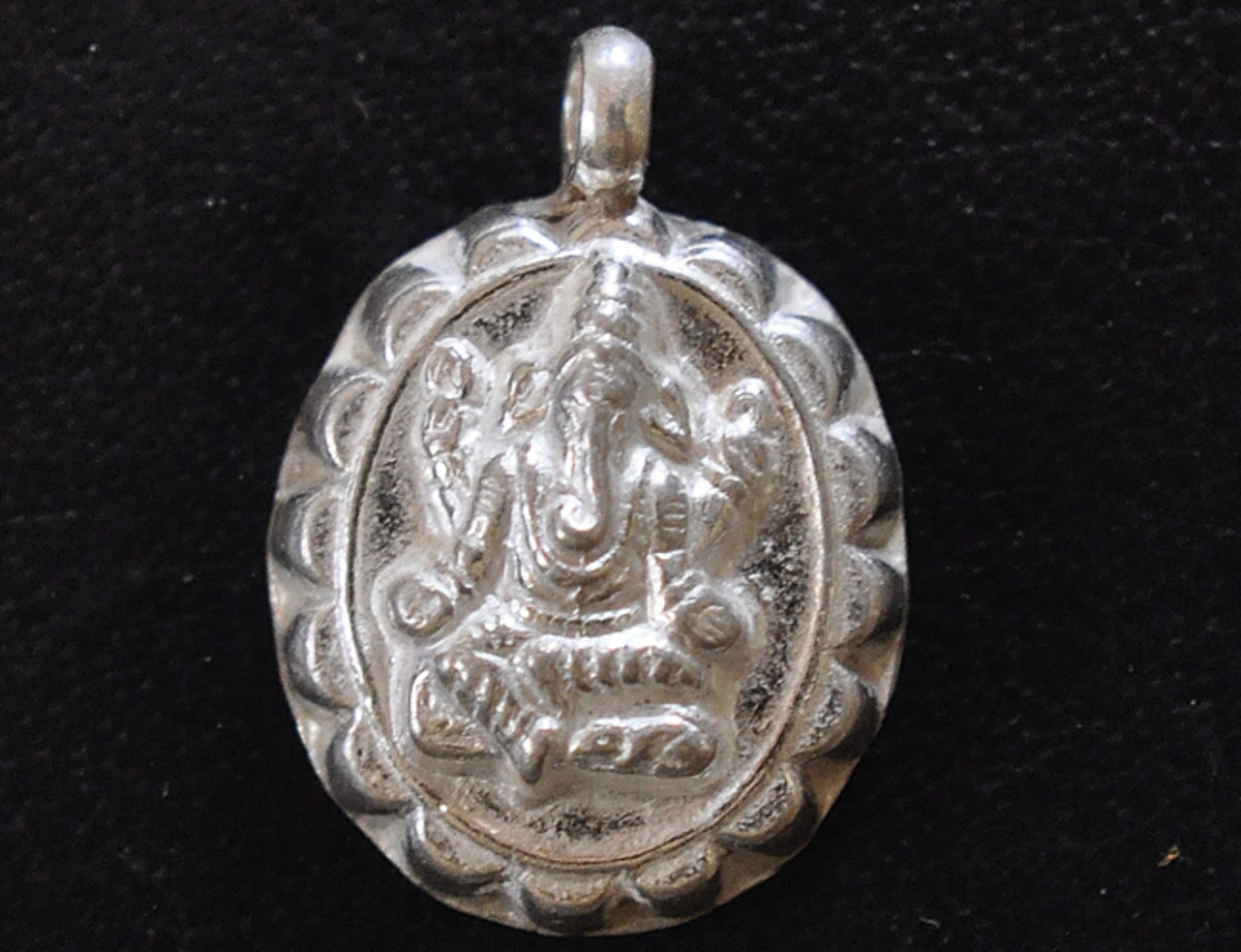 A cerca del Balmuri Ganesha en el medallón de plata colgante.