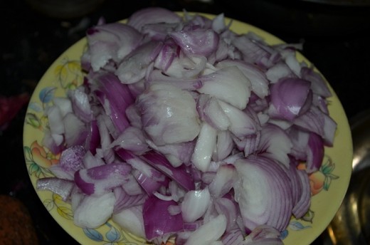 Slice the onions in length
