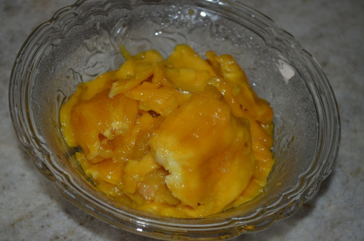 One cup of juicy jackfruit bulbs, with seeds removed
