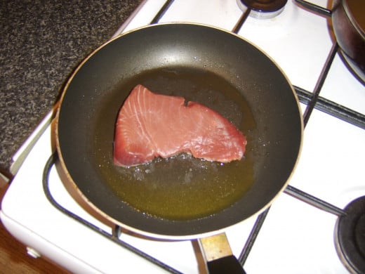 Pan searing the tuna loin steak