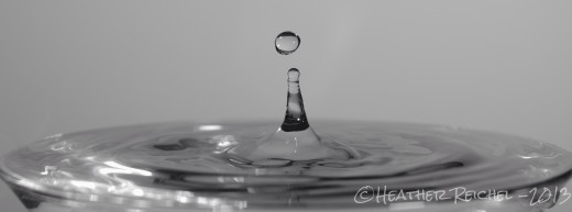One drop rising as another falls... if they were to have impacted it is called a "double drop" or a "water collision" these are very difficult to capture and often require water kits that electronically control the drips.
