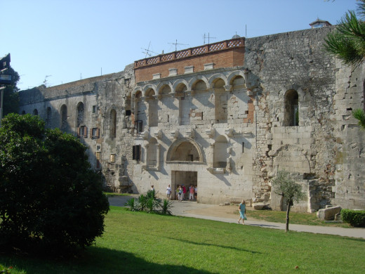 The Northern Wall had guards strolling back and forth.  Its entrance was once 2 meters deep and there were five enclaves for the four rulers and an eagle statue of Jupiter. 