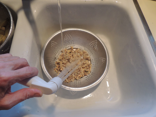 Rinse clams to remove grit. 