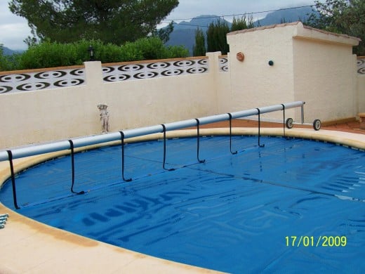 Swimming pool with cover