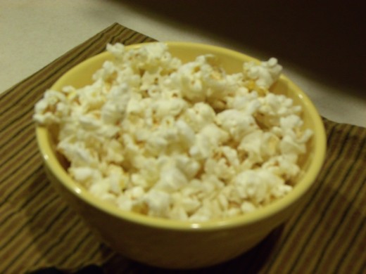 The love of popcorn is something both humans and birds share in common.  Looks good--think I'll go make some right now!