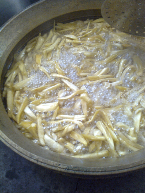 Thin jack fruite slices are put into boiling Oil.
