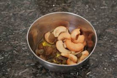 Roasted cashew nuts and raisins