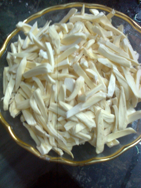 Deseeded fleshy part cut into thin pieces for frying.