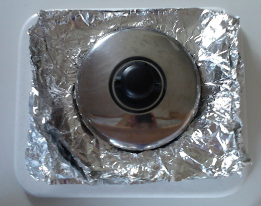 Now lay out two pieces of foil for the base and set your lid, bowl or what you choose on it.
