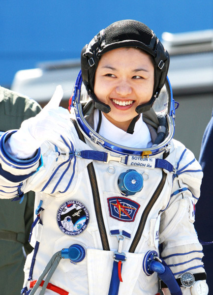 Dr. So-yeon Yi on launch day, April 8, 2008.