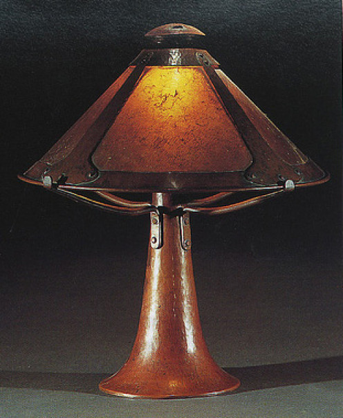 Quintessential lampe de table Arts et Métiers - cuivre martelé avec abat-jour de mica.