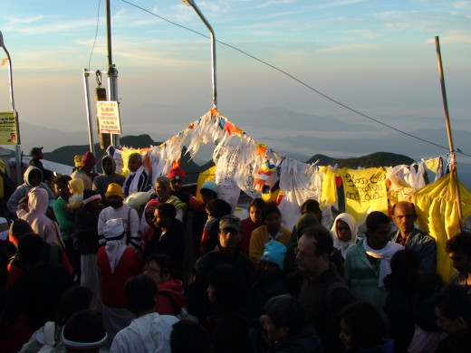 Crowds at the top of Adam's Peak at dawn