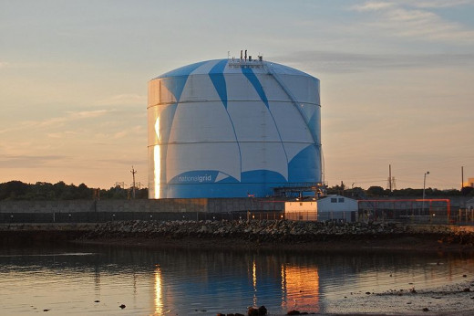 LNG (Liquified Natural Gas) Storage Tank. Source: Wikimedia Commons, Fletcher6, CC BY-SA 3.0. 