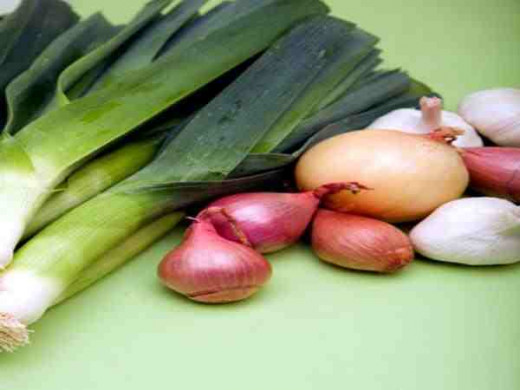 Leeks,shallots and other members of the onion family can reduce blood clotting,lower cholesterol and fight infections.Garlic may be anticarcinogenic.