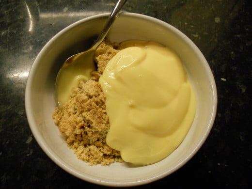 rhubarb crumble with custard