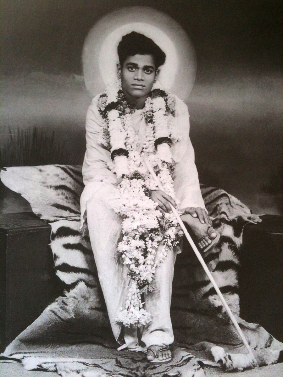 Baba a principios del 1944. La foto ha sido tomada en un estudio en Bangalore cuando Swami accedió a la petición de un devoto. 