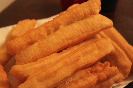The perfect Banh Quay is a crispy cruller about 10-15cm long, served with Pho noodle or Vietnamese porridge as sides