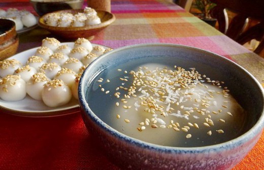 Bánh trôi (left) and Bánh chay (right) are traditional Vietnamese food during Han Thuc festivals but can be found all year long.