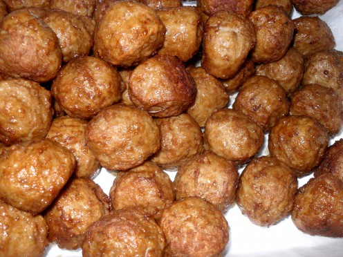 Turkey meatballs are great finger foods for your perfect picnic.