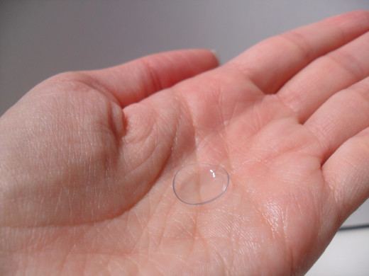 How to clean a contact lens