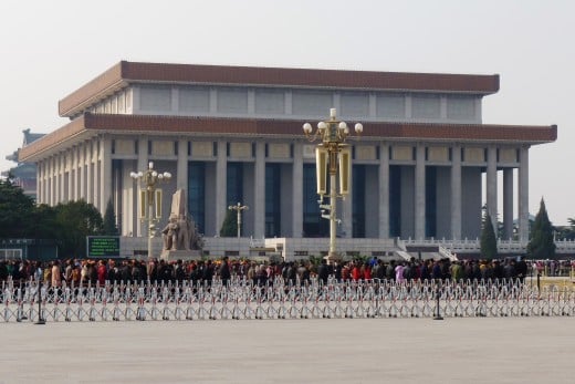 1 b) Chinese people lined up to see Chairman Mao's tomb in Tiananmen Square