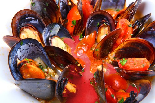 Mussels with Basil and Tomato
