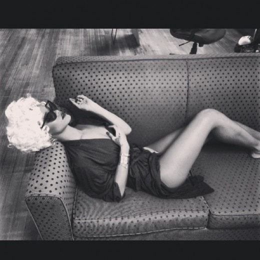 Rihanna posing like Marilyn Monroe