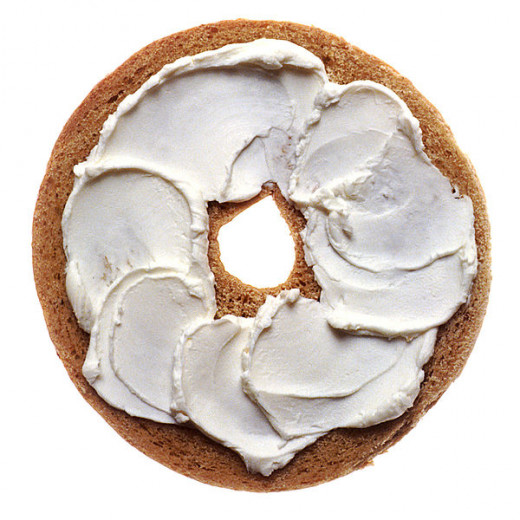 Here you have one of the most popular ways to serve cream cheese and that is cream cheese on a bagel.