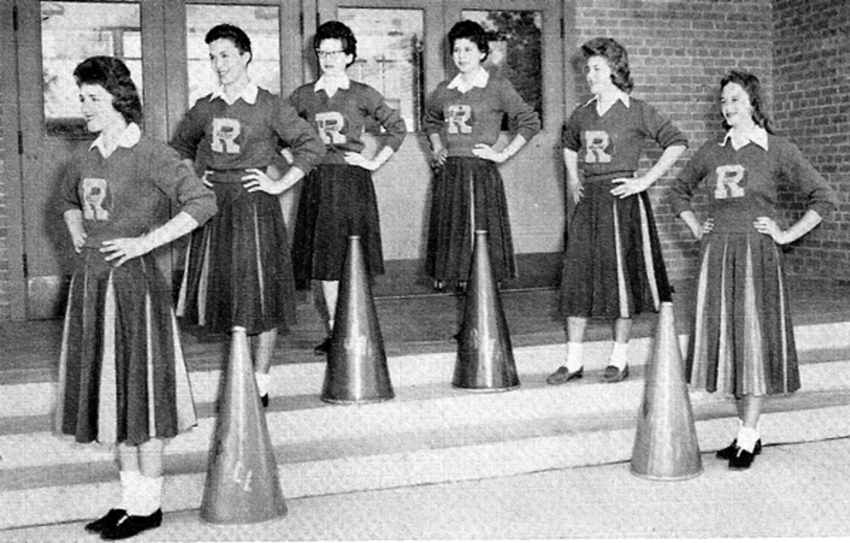A Brief History Of Cheerleading Cheerleaders And Their Uniforms Haberler Spor Haberleri