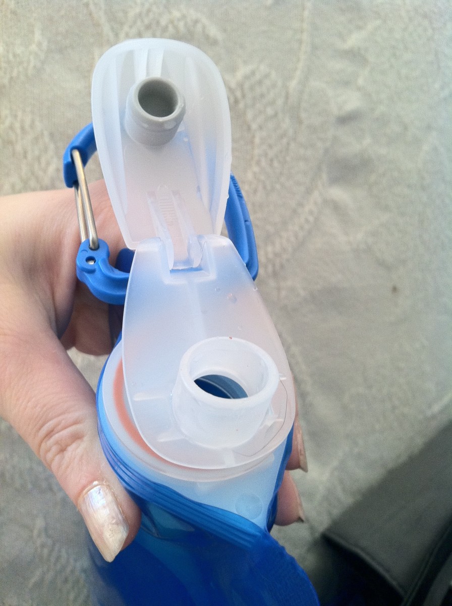 Close-up of the vapor®  bottle top closure. No, it doesn't spray like a spray bottle, but the vapur bottle is VERY easy to drink out of through a "straw" opening that you drink out and that is protected from germs and dirt by the cap.
