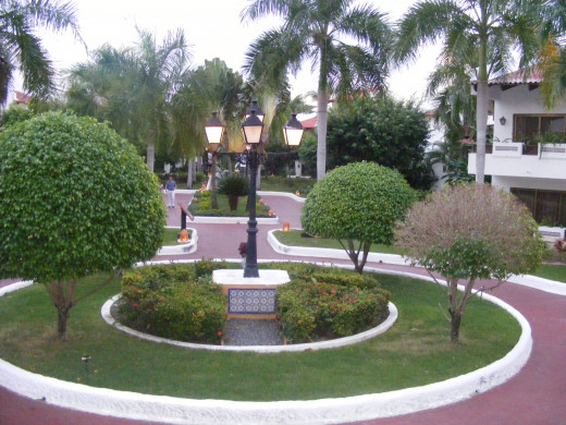 The Occidental Grand is very well maintained. Beautifully manicured lawns & gardens. Resort staff do a great job keeping the resort clean and litter free.