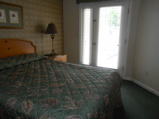 The bedroom with a queen bed in condo 508B
