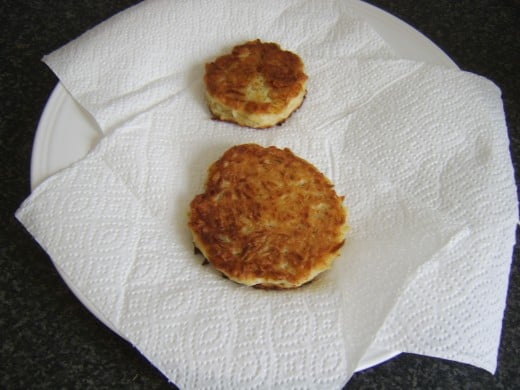 Potato cakes are drained on kitchen paper